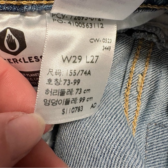 Levi's Women's Cropped Blue Jeans - Picture 7 of 7